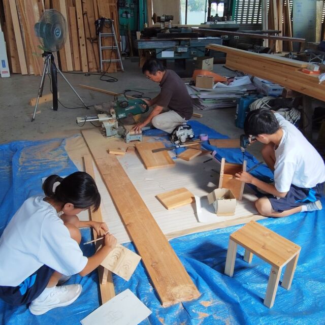 中学生の職場体験の様子です😊
椅子と巣箱の制作中です。
工具を上手に使って素敵なものが完成しました✨

#群馬工務店 #群馬建築 #工務店 #工務店がつくる家 #職場体験 #職場体験学習 #大工道具 #大工 #中之条町 #東吾妻町 #子育て世帯 #注文住宅 #規格型住宅 #新築注文住宅 #シンプルハウス #夢工房ワリタ