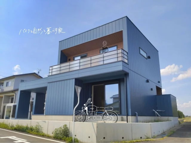【10月11日（土）〜10月26日（日）完成見学会、開催！群馬県中之条町 駅すぐ近く！】
「バイクと自然と暮らす家」
大好きなバイクとともに暮らせる家を、お作りさせて頂きました。
中之条町ならではの、伊香保温泉、草津温泉への好アクセス。
大好きなバイクとともに、過ごせるベランダ。
あなたの理想の暮らし方にぴったりな家づくりを、夢工房は全力でお手伝い致します。
ーーーー
でも実際に建てるとなると…
・どのくらいの広さが必要？
・暮らしやすい間取りは？
・土地や費用はどう考える？
そんな疑問や不安にお答えするのが、【完成見学会】です。
家づくりを考え始めた皆様も、ぜひお気軽にお越しください！
ご予約はプロフィールリンク・DM・お電話(0279-75-2218)から。
ーーーー
【開催期間】10月11日（土）〜10月26日（日）
【開催時間】10:00〜18:00（完全予約制）
【開催場所】群馬県吾妻郡中之条町（中之条町駅近く、詳細はお問い合わせください。）
【所要時間】90分程度
ーーーー

#注文住宅 #完成見学会 #注文住宅アイディア #注文住宅アイデア #注文住宅デザイン #工務店 #工務店が造る家 #群馬工務店 #家づくり #中之条 #家づくりのアイディア #インテリア #間取り #設計