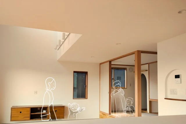 「吹き抜けリビング　後悔」
 「リビング横　和室　何畳」
一度は検索したこと、ありませんか？👀

この家のリビングは、
・リビングの一部だけを“部分吹き抜け”にして
→ １階にしっかり光を落としながら、エアコンも効きやすい計画
・テレビもおもちゃもローボードに集約して
→ 床にモノを置かずに片づけやすい
・キッチンから、リビング〜隣の小部屋まで視線がつながる
→ 料理中も、子どもの様子がずっと見える
・リビング横の小部屋は
→ 子どもが小さいうちはプレイルーム
→ 来客時は和室・客間
→ 将来はワークスペースにもできる“余白の１部屋”
・スイッチやモニターはニッチにまとめて
→ 壁は飾りやすく、生活感は最小限に

「吹き抜けは欲しいけど、寒さが心配… 暖房費がかかる…？」
「リビング横の小部屋、
本当に使いこなせる間取りにしたい…」

そんな子育て世代のご家族には、
“全部吹き抜け”ではなく、
部分吹き抜け＋リビング横3〜４.５帖の小部屋
という組み合わせも、かなり現実的な選択肢です。

👆吹き抜けリビングや「リビング横の小部屋」を検討中なら、
この投稿を保存しておいてください。
・住宅会社との間取り打ち合わせ
・モデルハウスや完成見学会に行くとき
に「こんなイメージで考えたいです」と見せると、話が早くなります。

－－－
 群馬県で注文住宅をお考えの方、地場の工務店の取り組みをぜひご覧ください。
 資料請求は プロフィールリンク または DM よりお気軽にご連絡ください✨
 ※「資料請求希望」と送っていただければご案内します。
☎️0279-75-2218
 @yumekoubou_warita

＊ライフプランを見直し、無理のない返済計画
＊充実した機能で命を守る家づくり
＊おしゃれで住み心地の良い、飽きのこないデザイン
＊地域に密着した迅速なアフターメンテナンス