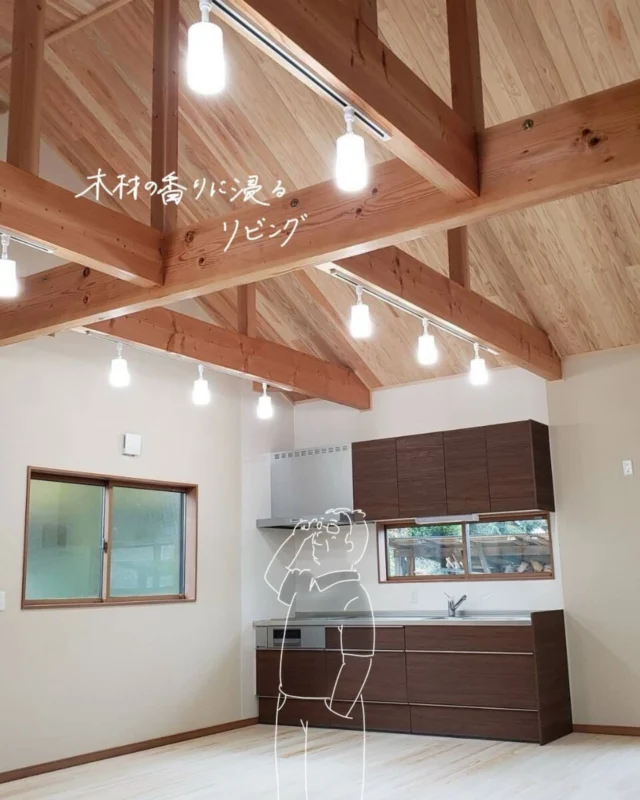 木材の香りに浸るリビング

「木の天井って、冬寒いですか？」
「勾配天井にすると、電気代が上がるって聞きました…」
「無垢の床って、すぐキズだらけになりませんか？」木の家を調べると、
まず出てくるのはこういう“不安ワード”かもしれません。
このリビングは
・屋根断熱＋勾配天井で、天井を高くしながら寒さ対策も万全
・LEDのレールライトで、灯りの位置も後から調整できる
・適度に硬さのある木のフロアで、キズも「味」になりやすい仕上げ
にしているので、

・エアコンだけに頼らず、空気がゆっくり動く
・生活が変わっても、照明計画を変えやすい
・素足が気持ちよくて、子どもが走り回っても響きにくい
という “暮らし方ベース” のメリットを取りにいっています。

そこにプラスして、
・ふっと香る木の匂い
・音が少しやわらかく聞こえる感じ
のような、検索では拾いきれない心地よさがついてくるイメージです。

📝「木の天井・無垢床にしたいけど不安もある…」
 という方は、この投稿を保存しておいてください。
・ハウスメーカーや工務店と打ち合わせするとき
・「勾配天井どうですか？」と聞くときに一緒に見せると、
「こういう木の使い方をしたい」が伝わりやすくなります。

－－－
 群馬県で注文住宅をお考えの方、地場の工務店の取り組みをぜひご覧ください。
 資料請求は プロフィールリンク または DM よりお気軽にご連絡ください✨
 ※「資料請求希望」と送っていただければご案内します。
☎️0279-75-2218
 @yumekoubou_warita

＊ライフプランを見直し、無理のない返済計画
＊充実した機能で命を守る家づくり
＊おしゃれで住み心地の良い、飽きのこないデザイン
＊地域に密着した迅速なアフターメンテナンス